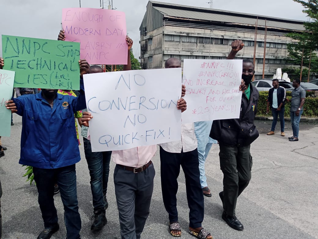 [PHOTOS] Warri refinery casual workers protest against NNPC management, ground refinery’s activities
